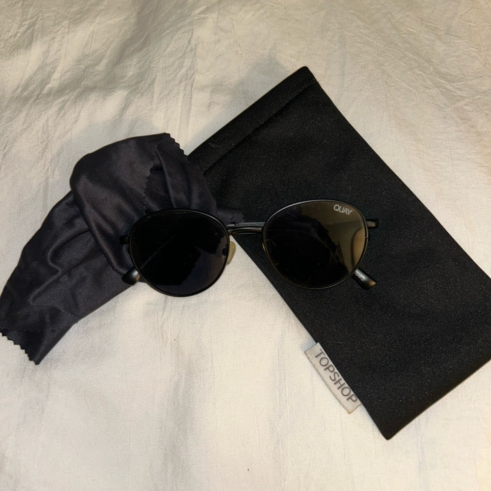 Black circle Quay Sunglasses with case